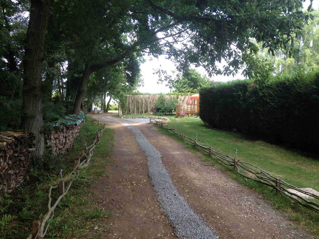 Villa Roulotte Du Petit Bois Theillement Exterior foto